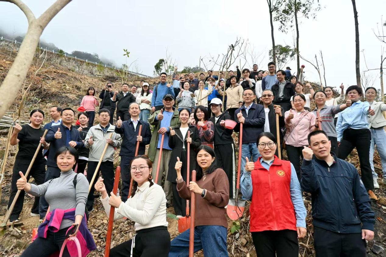 福建省人社厅开展“植绿护绿践初心”主题植树活动