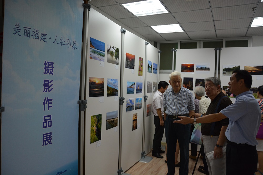 老干处处长王卫国介绍摄影展概况