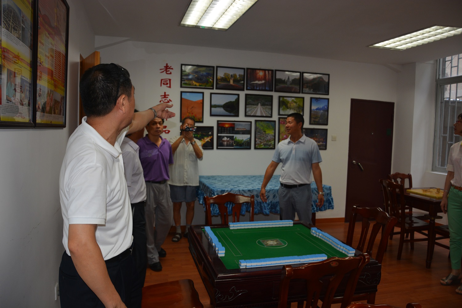 图3:介绍图书室及各兴趣小组活动开展情况 (2)