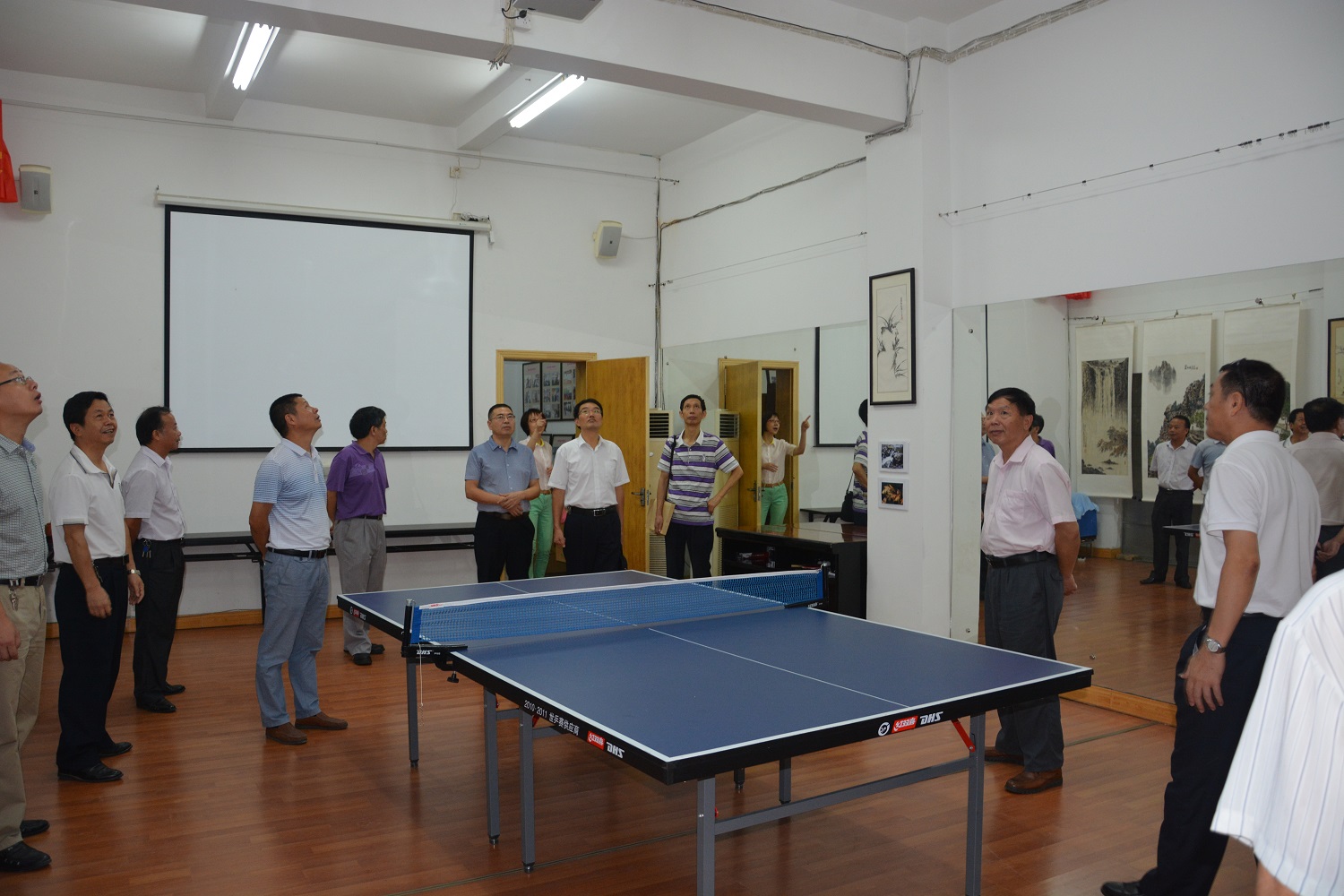 图4:参观多功能厅建设情况