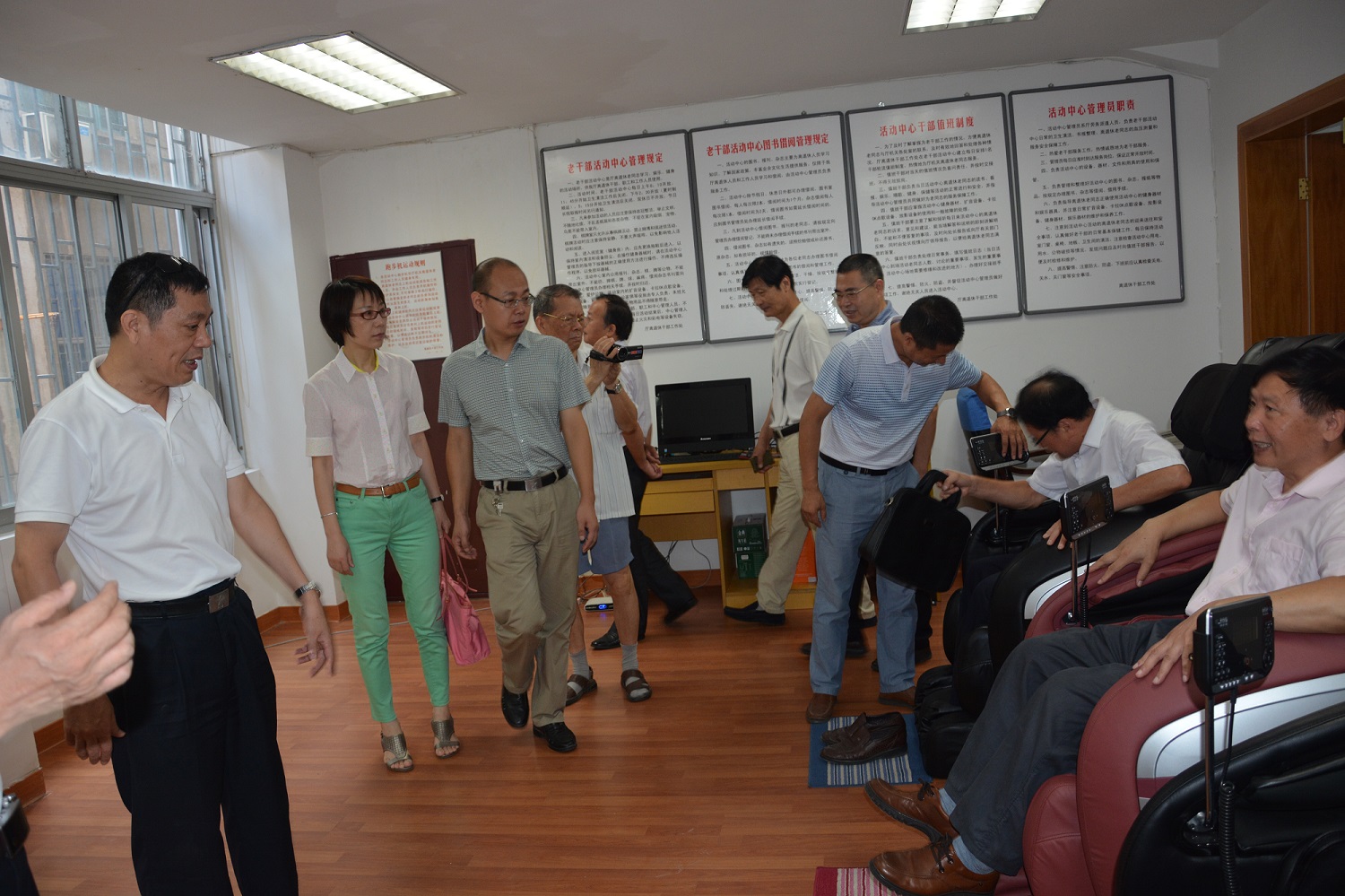 图5:体验电脑按摩椅等设施