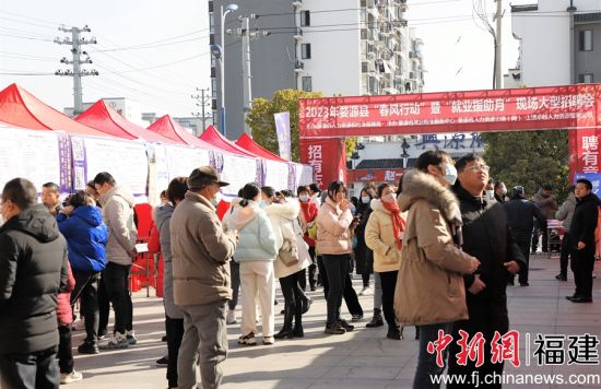 2023年跨省劳务协作线下招聘会现场。叶梓建 摄 2023年跨省劳务协作线下招聘会现场。叶梓建 摄