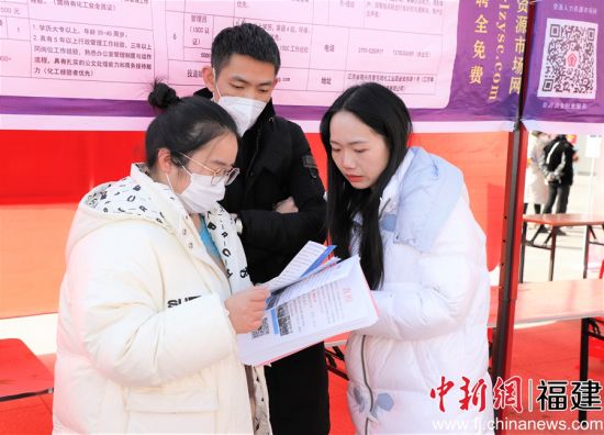 企业工作人员耐心细致地向求职者介绍岗位情况。叶梓建 摄 企业工作人员耐心细致地向求职者介绍岗位情况。叶梓建 摄