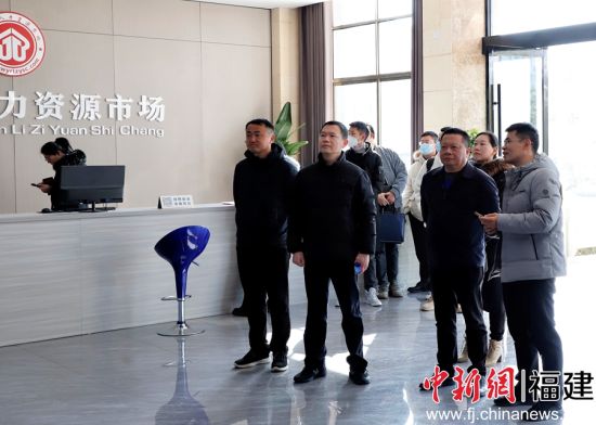 参观考察婺源县人力资源市场。叶梓建 摄 参观考察婺源县人力资源市场。叶梓建 摄
